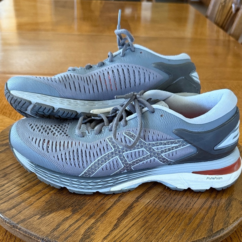Women’s ASICS KAYANO 25 size 9.5 wide